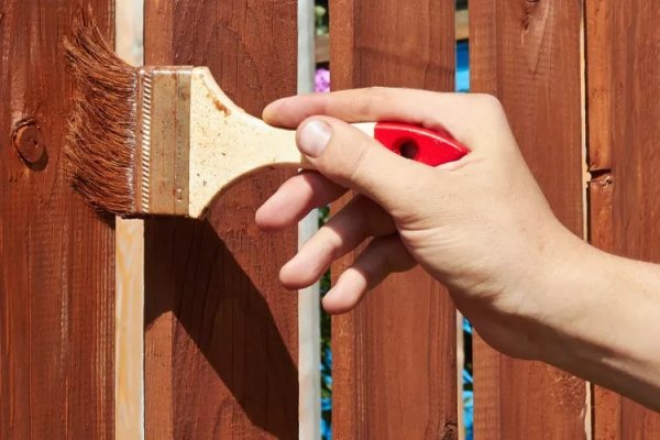 Weekend Fence Staining: A Step-by-Step Guide for Homeowners
